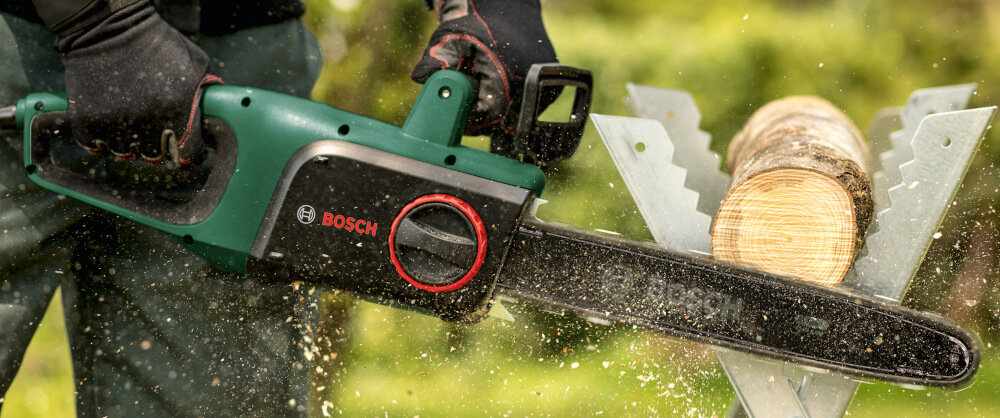 Piła elektryczna BOSCH UniversalChain 35 06008B8303 silnik o duzej mocy 1800 W predkosc lancucha do 12 m/s