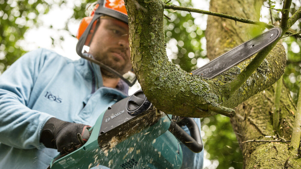 Piła elektryczna BOSCH UniversalChain 35 06008B8303 technologia automatycznego smarowania lancucha kontrola odpowiedniej substancji w zbiorniku