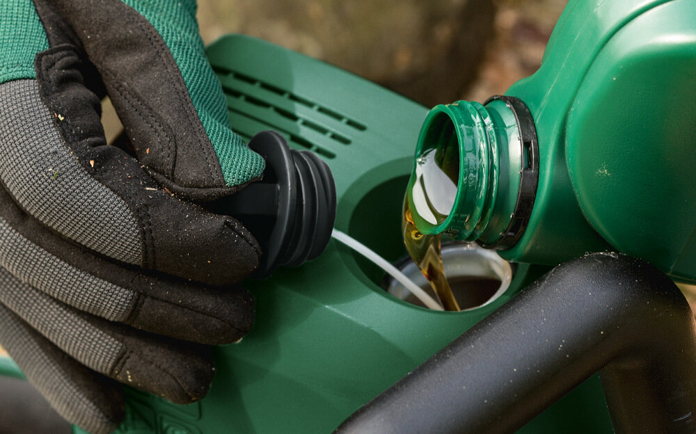 Piła elektryczna BOSCH UniversalChain 35 06008B8303 duzy zbiornik oleju z boku maszyny pojemnosc 250 ml korek z linka