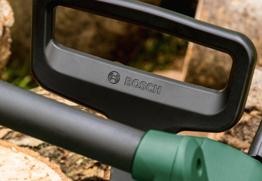 Piła elektryczna BOSCH UniversalChain 35 06008B8303 wytrzymala oslona zintegrowany hamulec przeciwodrzutowy bezpieczne uzytkowanie pily