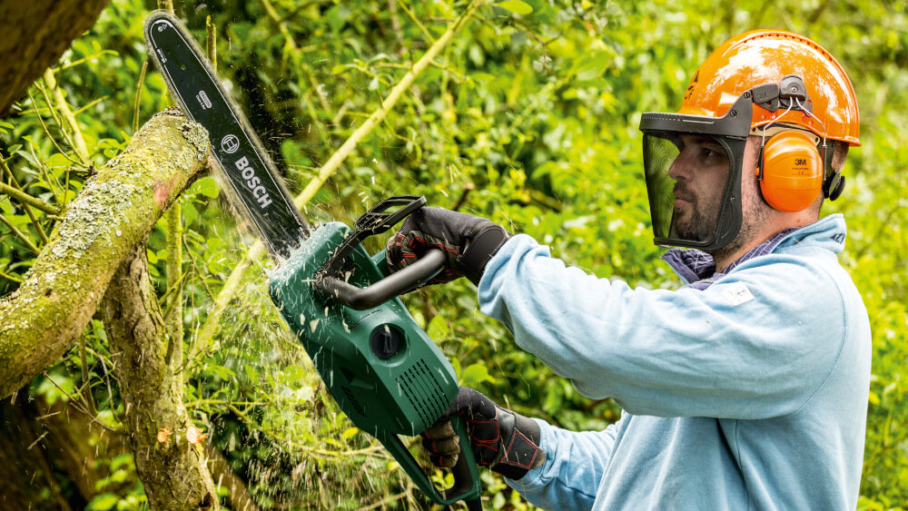 Piła elektryczna BOSCH UniversalChain 35 06008B8303 spolidny podwojny uchwyt ergonomiczna konstrukcja niewielka masa waga 4,2 kg wysokiej jakosci sprzet ogrodniczy