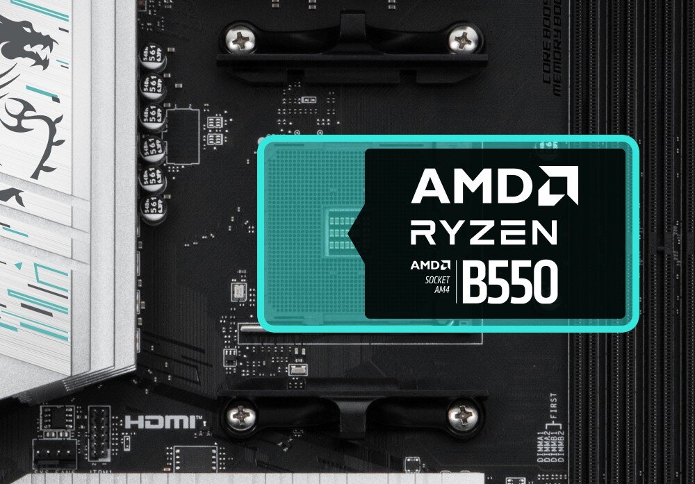 Płyta główna MSI B550 Gaming WiFi Zbliżenie na czarne gniazdo procesora AM4 otoczone elementami montażowymi. Po prawej stronie znajdują się cztery banki pamięci, a po lewej sekcja zasilania przykryta jasnym radiatorem.