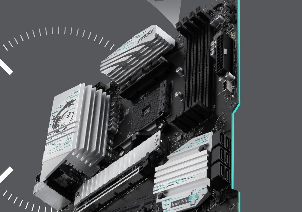 Płyta główna MSI B550 Gaming WiFi Perspektywiczne ujęcie górnej części płyty głównej skupiające się na srebrnych radiatorach o żebrowanej strukturze. Na największym z nich widnieje szary logotyp smoka.