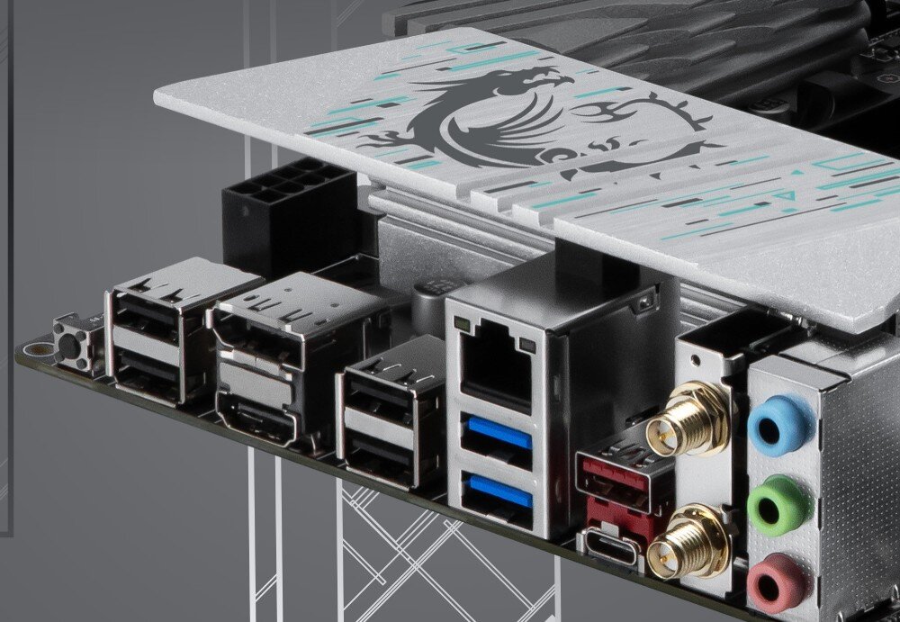 Płyta główna MSI B550 Gaming WiFi Szczegółowe ujęcie panelu tylnego płyty głównej ze srebrną osłoną, na której widnieje czarny logotyp smoka. Widoczne są porty USB w różnych kolorach, gniazdo LAN, złącza antenowe WiFi, wyjścia wideo oraz kolorowe gniazda audio typu Jack.