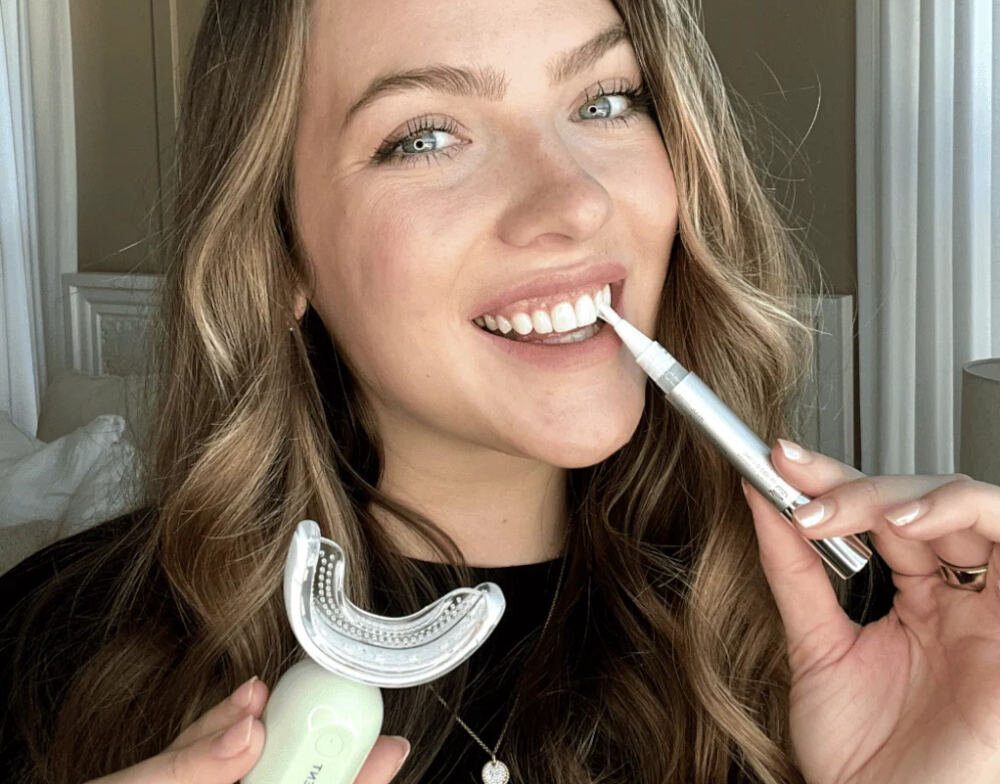 Zestaw do wybielania zębów BE LUCENT Stellar design tło wizualizacja Bezpieczne wybielanie zębów