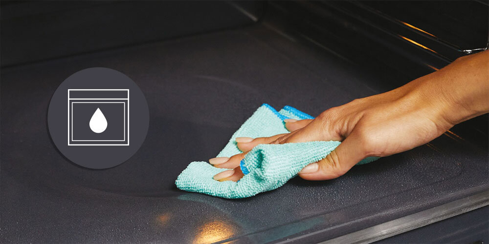 PIEKARNIK CANDY FIDC X605 CA lifestyle wnętrze dno piekarnika szmatka dłoń czyszczenie parowe Łatwe czyszczenie AquActiva zmiękczanie zabrudzeń