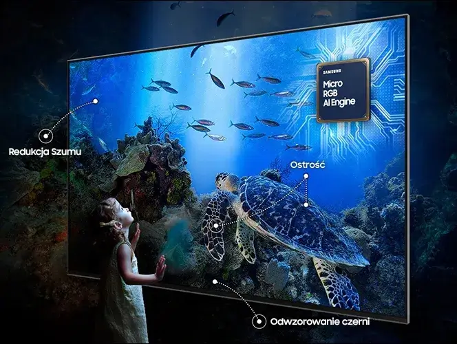 Dziecko patrzy na żółwia w TV, gdzie ostrość, redukcja szumów, odwzorowanie czerni są poprawione przez procesor Micro RGB