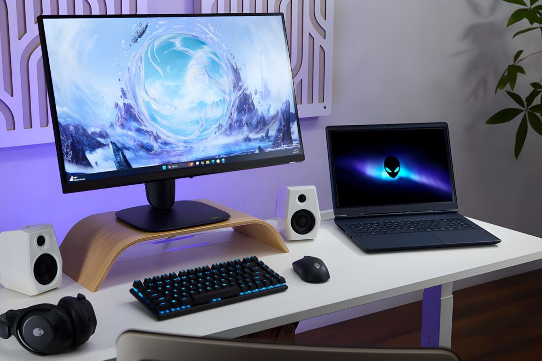 Stanowisko gamingowe z laptopem Dell Alienware 16 Aurora podłączonym do monitora z akcesoriami RGB - Wi-Fi 7  