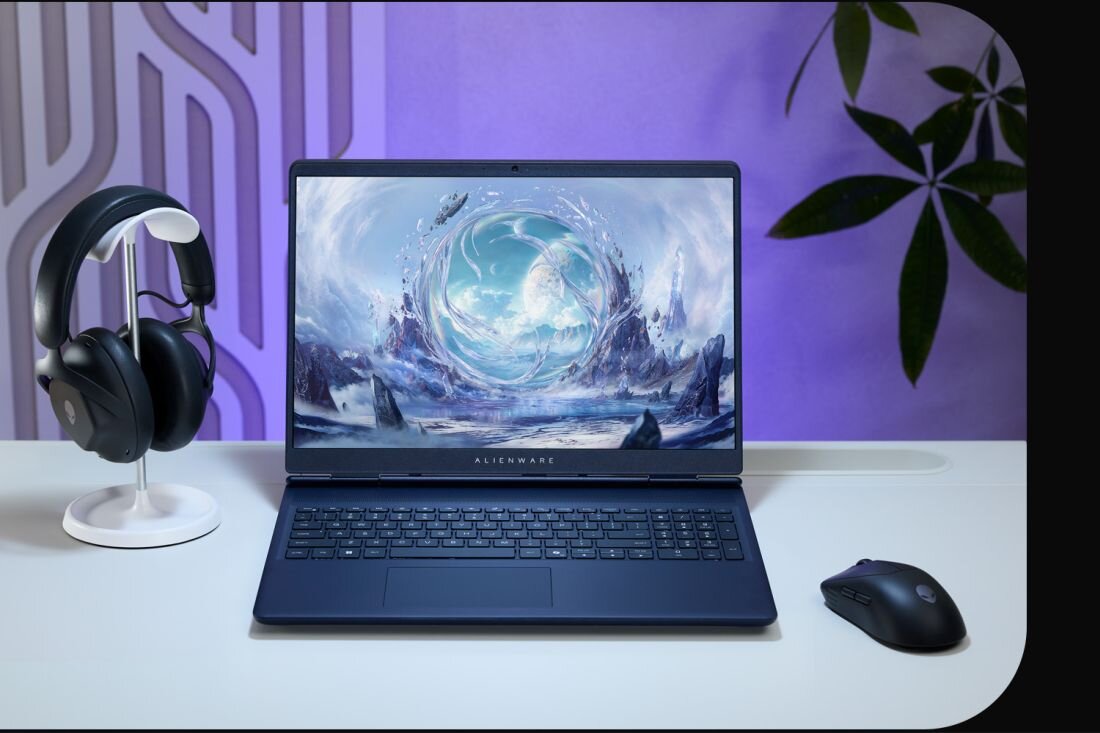 Laptop Dell Alienware 16 Aurora z fantastyczną sceną gry na ekranie obok słuchawek i myszy gamingowej - Intel Core Pamięć RAM DDR5 NVIDIA GeForce RTX Dysk SSD NVMe PCIe Gen4  