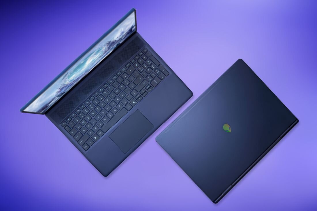 Dwa laptopy Dell Alienware 16 Aurora w ciemnoniebieskiej obudowie z logo Alienware na fioletowym tle gradientowym - 6-komorowa bateria  