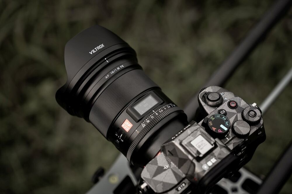 Obiektyw VILTROX AF 16mm f-1.8 Sony FE   ogniskowa przysłona ostrość pierścienie optyka soczewki powłoki montaż bagnet światło jasność zoom filtry waga