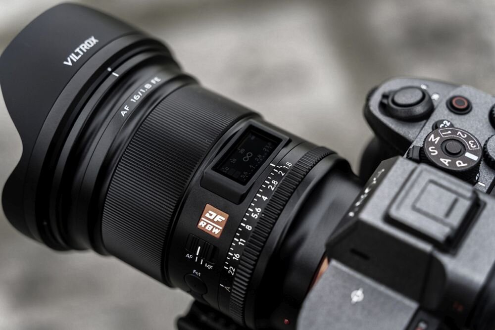 Obiektyw VILTROX AF 16mm f-1.8 Sony FE   ogniskowa przysłona ostrość pierścienie optyka soczewki powłoki montaż bagnet światło jasność zoom filtry waga