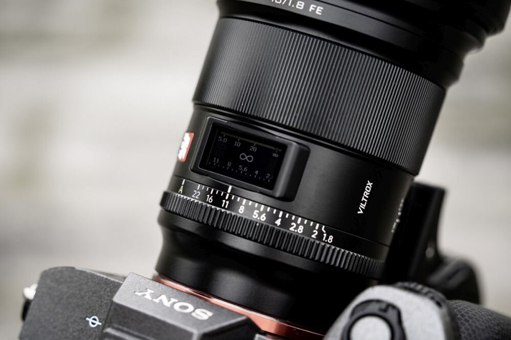 Obiektyw VILTROX AF 16mm f-1.8 Sony FE   ogniskowa przysłona ostrość pierścienie optyka soczewki powłoki montaż bagnet światło jasność zoom filtry waga