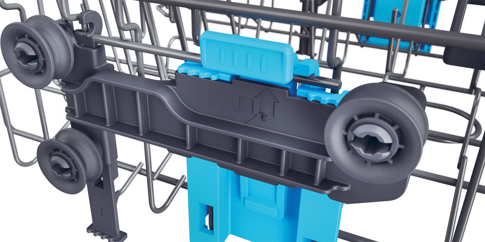 ZMYWARKA HAIER XF1C3TB1FW zdjęcie lifestyle otwarta kosz niebieskie elementy naczynia szkło miseczki kieliszki uchwyty Regulacja górnego kosza