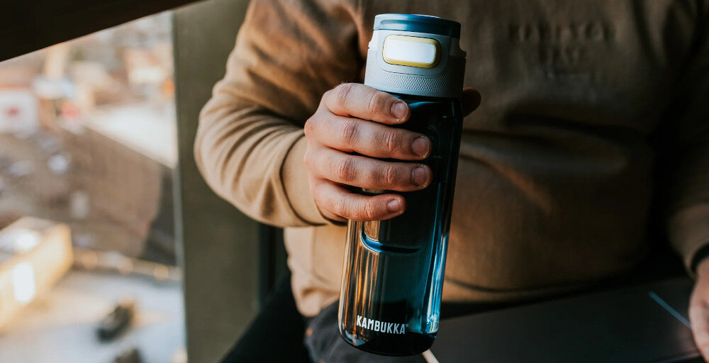 BUTELKA NA WODĘ KAMBUKKA ELTON WILD STORM odpowiednio wyprofilowana łatwa w przenoszeniu duża pojemność Wykonana z tritanu odporna na uszkodzenie nie odbarwia się nie przyjmuje zapachów trwałość szczelność nakrętka 3 w 1 bez obaw o wylanie napoju suwak