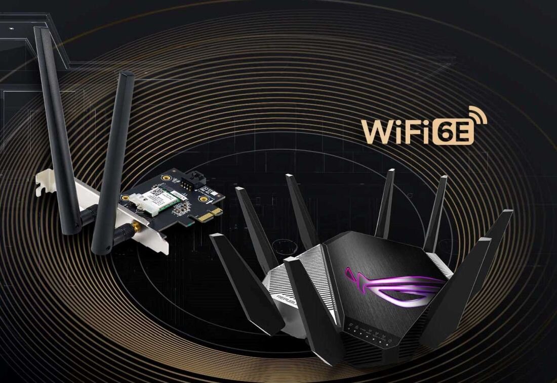 Obraz przedstawia kartę sieciową z dwoma antenami oraz router z wieloma antenami. Na obrazie widoczny jest napis \'WiFi 6E\'.