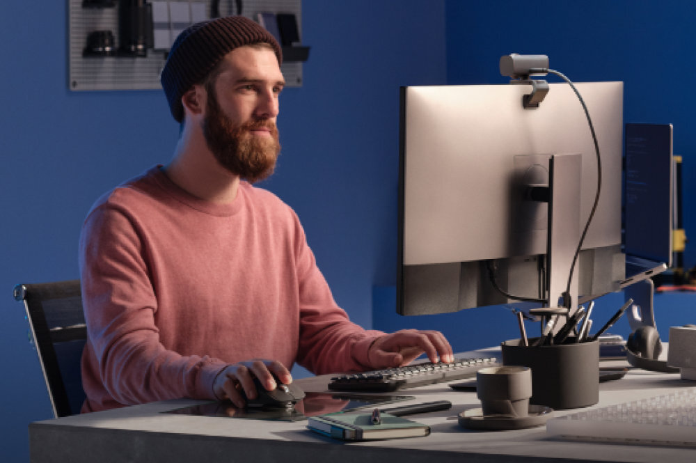 LOGITECH MX Master 3S SE technologii Quiet Click MX Master 3S 90% ciszej niż jej poprzedniczka - mężczyzna siedzący przy biurku używający myszki