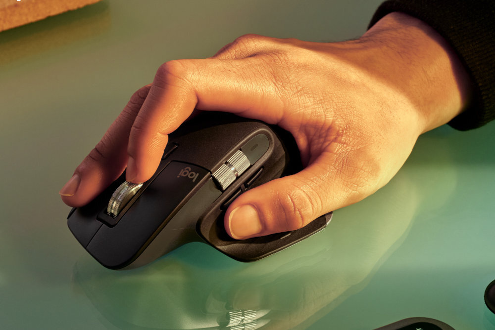 LOGITECH MX Master 3S SE drewnianym blatem, w kuchni na gładkim stole czy nawet na szkle MX Master 3S Zaawansowany czujnik 8K DPI aplikacji Logi Options+ czułości - mysz na szklanym blacie