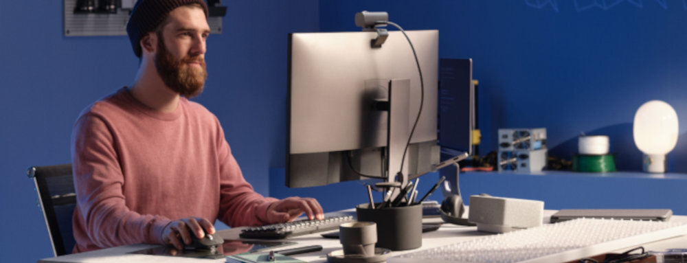 LOGITECH MX Master 3S SE MX Master 3S naturalnej pozycji dłoni odciążyć nadgarstek Boczne przyciski i kółko pod kciukiem - mężczyzna siedzący przy biurku używający myszki