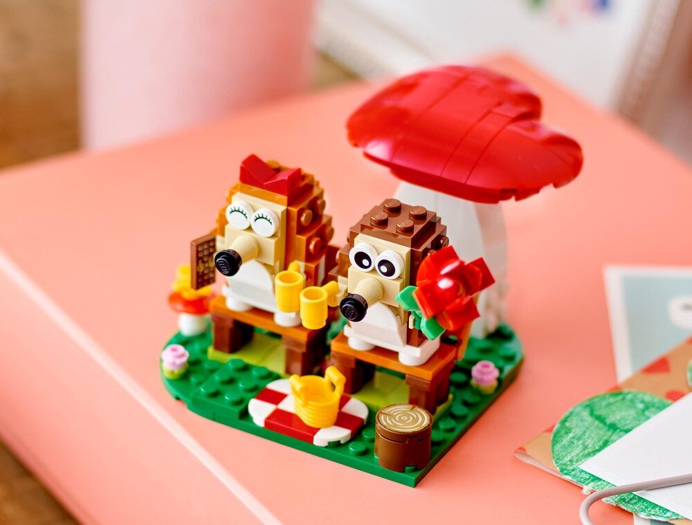 LEGO 40711 Iconic Piknik pary jeżyków  akcesoria zestaw na półce 