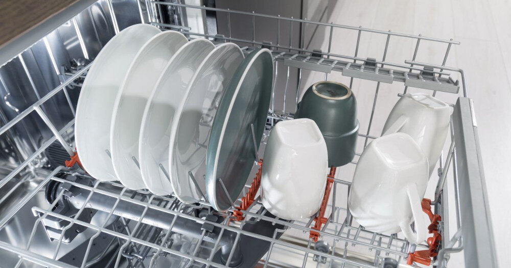 ZMYWARKA HISENSE HS583B10XAD Elastyczne kosze regulacja wygoda załadunek Trzypoziomowy system konstrukcja składane podpórki taca na Sztućce