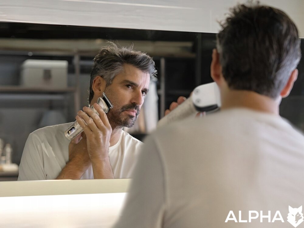 Golarka ALPHA ABS-02 Na sucho mężczyzna w lustrze goli zarost trzyma złotą golarkę ostrze dla mężczyzn system wymiennych głowic strzyżenie golenie precyzyjne konturowanie szeroka gama nasadek dystansowych dostosowanie długości od 0 do 12 mm Kompaktowa konstrukcja (3,5 x 3,5 x 16 cm) lekka obudowa (około 200 g) stylowy design