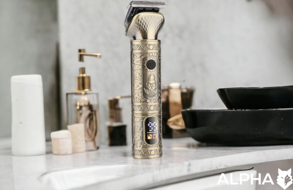 Golarka ALPHA ABS-02 Na sucho golarka złota obudowa stoi bokiem na blacie wzory wyświetlacz ostrze wydajna bateria do 90 minut pracy jedno ładowanie wejście USB-C ładowanie za pomocą powerbanku laptopa sieciowego adaptera Szybkie ładowanie półtorej godziny Ergonomiczna konstrukcja niewielka waga (około 200 g) pewnie leży w dłoni 