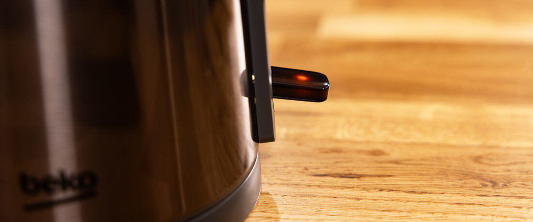 Czajnik BEKO WKM 7322 DX (1.5L) Szary Podświetlany włącznik informacja