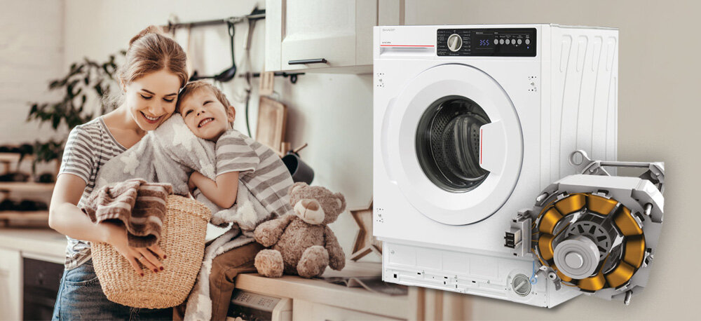 PRALKA SHARP ES-NIB714BWNA-PL wizualizacja lifestyle rodzina mama dziecko pluszowy miś ubrania pranie pralka bok silnik konstrukcja napędu silnik inwerterowy wydajna praca energooszczędna cicha 46 db pranie bez hałasu pranie wieczorem komfort domowników trwałość niezawodność nowoczesna technologia
