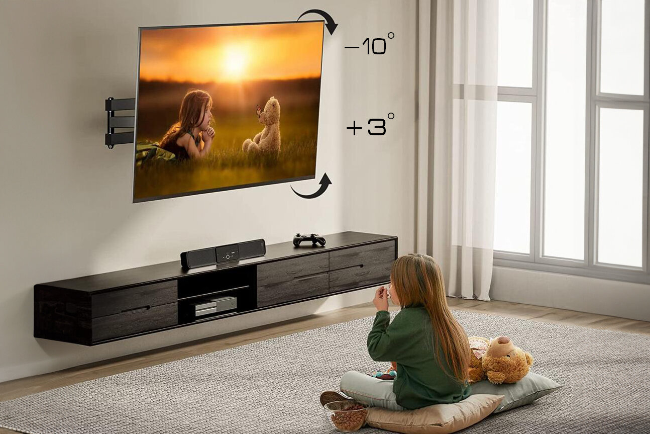 Telewizor zamontowany na ścianie za pomocą uchwytu, z możliwością regulacji kąta nachylenia od -10° do +3°. Przed telewizorem siedzi dziecko, a na ekranie wyświetlany jest obraz zachodu słońca z dzieckiem i misiem.