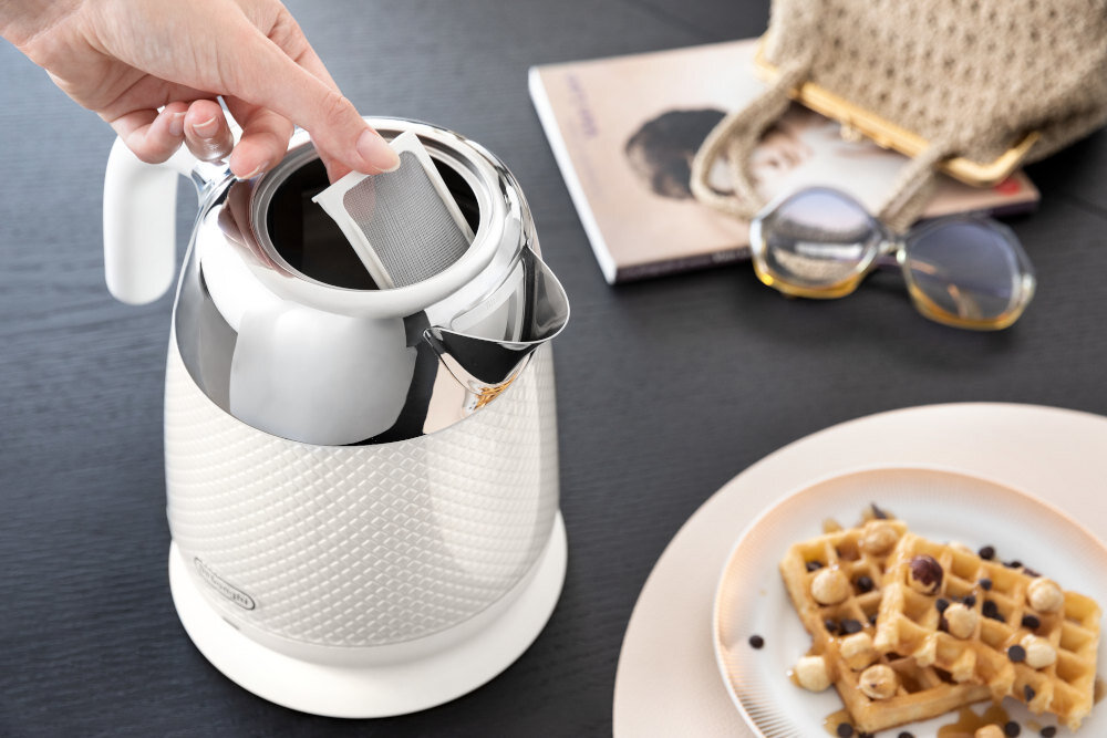 Czajnik DELONGHI KBL2001W Luminosa Kremowy Łatwa obsługa Filtr antywapienny czyszczenie jakość herbata kawa