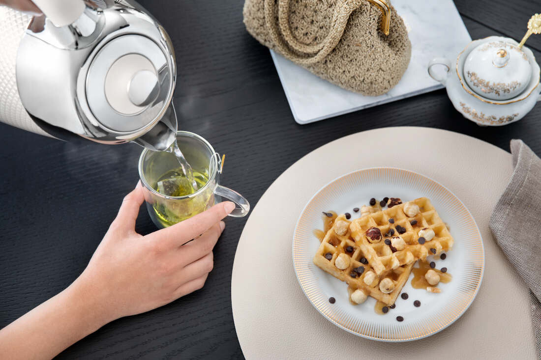 Czajnik DELONGHI KBL2001W Luminosa Kremowy Bezpieczeństwo trójstopniowy system bezpieczeństwa ochrona automatyczne wyłączenie korzystanie