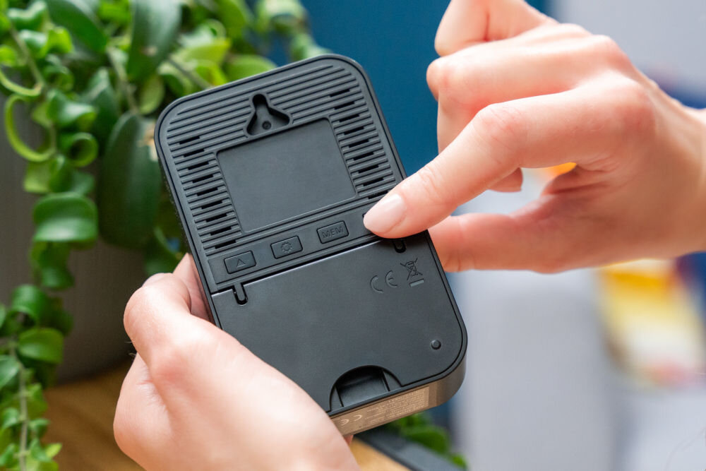 Stacja pogody GOLDENLINE GMS200 tył urządzenia przycisk góra przycisk ustawienia przycisk pamięć MEM przycisk dół zakres temperatur zakres pomiaru wulgotności zasięg 100 metrów