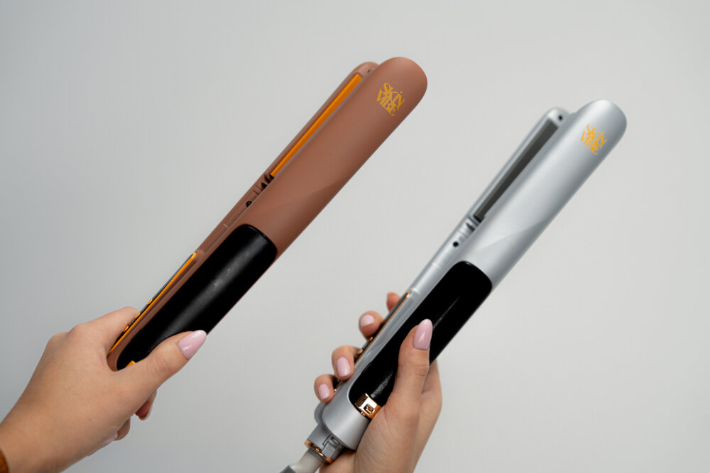 Prostownica SKINVIBE Astra SteamPlasma Srebrny Design i detale Smukła forma i eleganckie wykończenie estetyka  Blokada panelu silikonowa podkładka beauty klasy premium