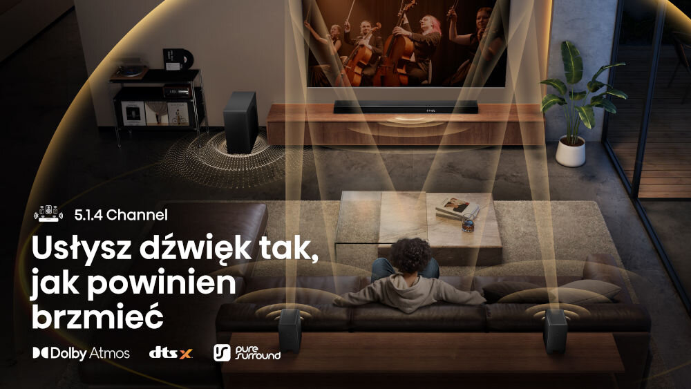 Soundbar HISENSE AX5140Q surround 5.1.4 Dolby Atmos scena dźwiękowa 360, soundbar stojący na komodzie pod telewizorem, osoba siedząca na kanapie