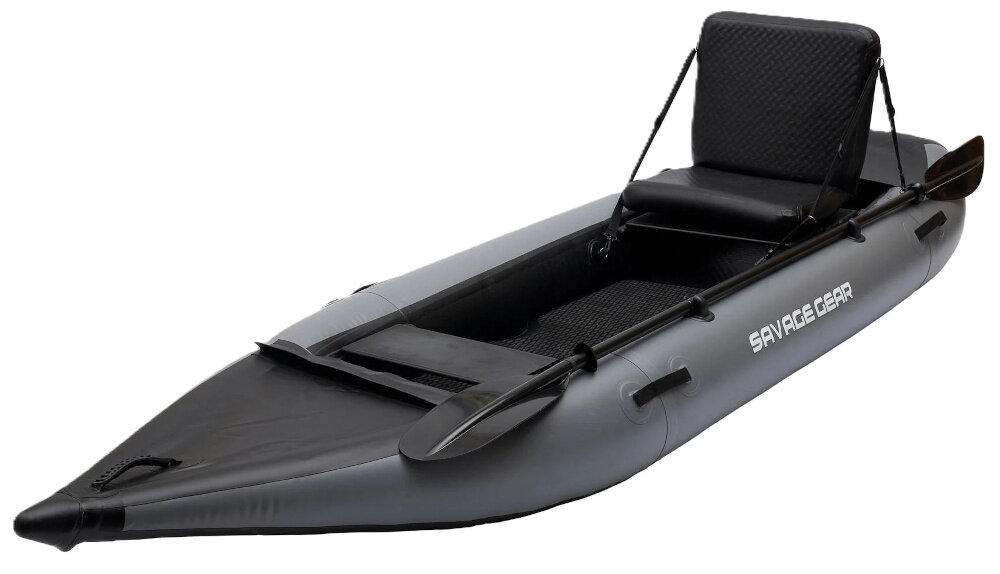 Kajak SAVAGE GEAR High Rider Kayak kajak na białym tle dmuchana jednoosobowa jednostka do wędkowania rekreacji Konstrukcja sit-on-top stabilna forma Wymiary 330 x 110 cm maksymalne obciążenie do 200 kg
