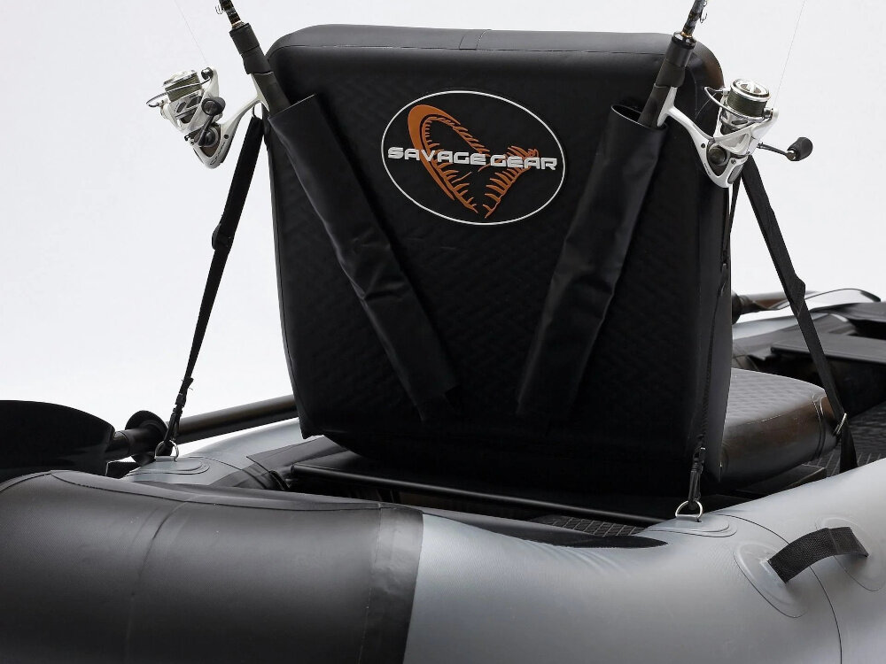 Kajak SAVAGE GEAR High Rider Kayak siedzisko widoczne od tyłu PVC materiał przystosowany do użytkowania na wodzie i codziennego transportowania Dmuchana forma zestaw naprawczy reagowania na drobne uszkodzenia materiału Solidna konstrukcja