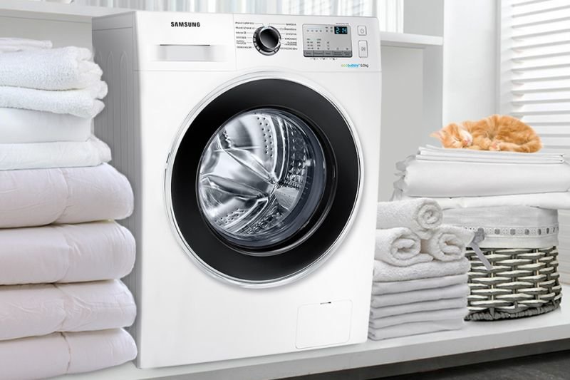 Samsung Crystal Gloss™. Doskonała linia, elegancki wygląd