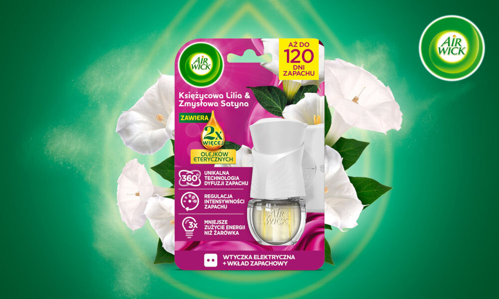 Opakowanie odświeżacza powietrza AIR WICK Essential Oils z napisem \'Księżycowa Lilia & Zmysłowa Satyna\', zawiera informacje o technologii dyfuzji zapachu i regulacji intensywności. W tle widoczne są białe kwiaty, a na opakowaniu logo AIR WICK oraz informacja \'Aż do 120 dni zapachu\'.