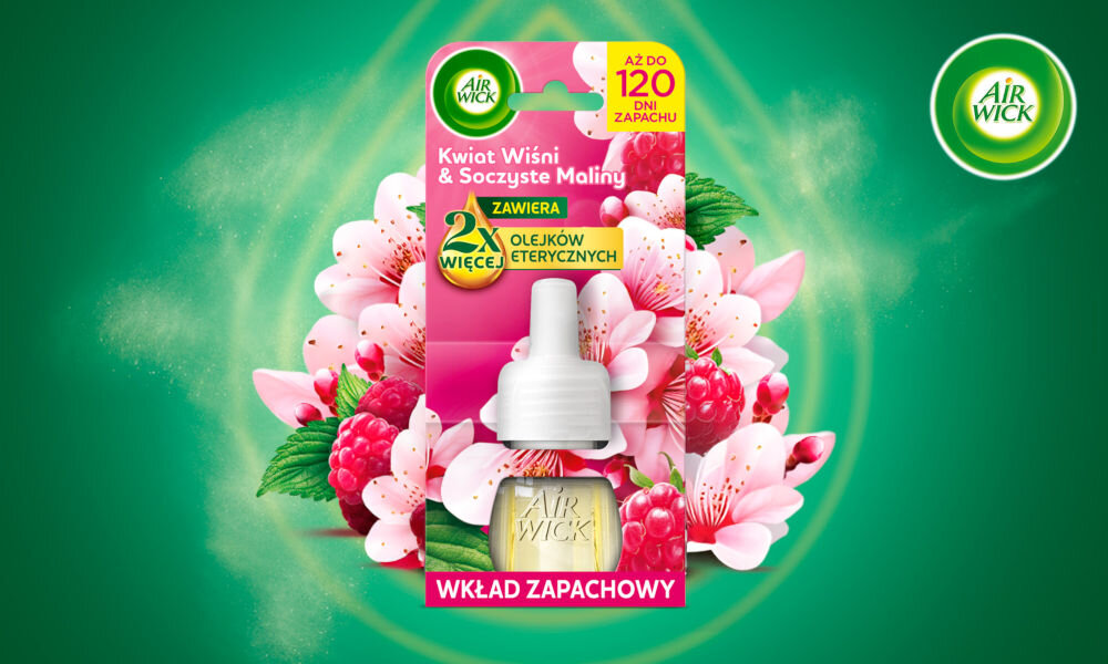 Opakowanie wkładu do odświeżacza powietrza AIR WICK Essential Oils o zapachu kwiatu wiśni i soczystych malin, z napisem \'AŻ DO 120 DNI ZAPACHU\'. W tle widoczne są kwiaty wiśni i maliny, a na opakowaniu napis \'ZAWIERA 2X WIĘCEJ OLEJKÓW ETERYCZNYCH\'.