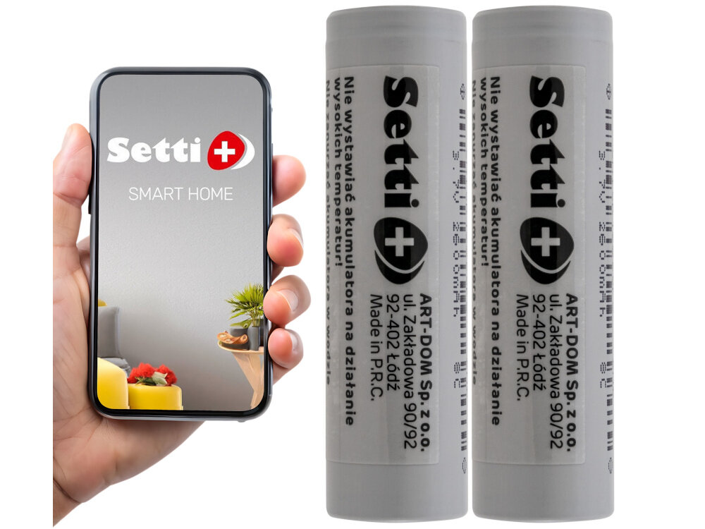 Akumulatorki Li-Ion 18650 2600 mAh SETTI+ (2 sztuki) białe tło akumulatorki stoją pionowo dłoń z telefonem i włączoną aplikacją SETTI akumulatory litowo-jonowe 3,7 V zasilanie urządzeń
