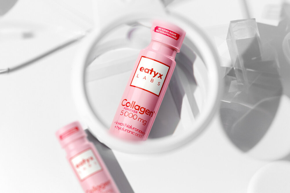 Kolagen EATYX Labs forever 5000 mg Ananasowo-kokosowy 80 ml jasne tło buteleczka kolagenu leży płasko element regularnej pielęgnacji wsparcie organizmu od wewnątrz shot kolagenowy dostarcza 5000 mg hydrolizowanego kolagenu wołowego gotowa porcja suplementacja staje się naturalnym elementem dnia jedna buteleczka kolagenu o pojemności 80 ml