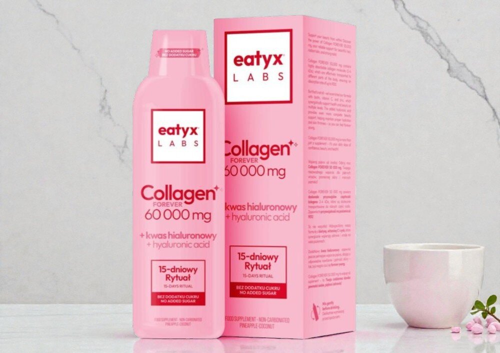 Kolagen EATYX Labs forever 60000 mg Ananasowo-kokosowy (500 ml) łazienka blat butelka i opakowanie stoją na blacie obok stoi mała biała miseczka i leży drobny kwiatek młodość rytuał regularność wygoda zdrowie