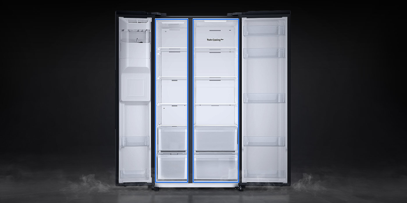 Duża pusta lodówka otwarta na oścież