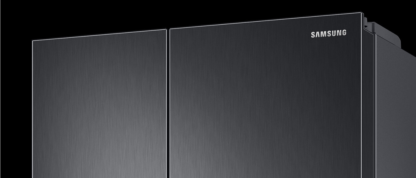 Nowoczesna lodówka w kolorze grafitowej stali z krótkimi podchwytami 