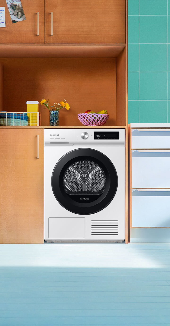 Suszarka Bespoke AI™ DV90BB5245AW z oferty Media Expert w drewnianej zabudowie