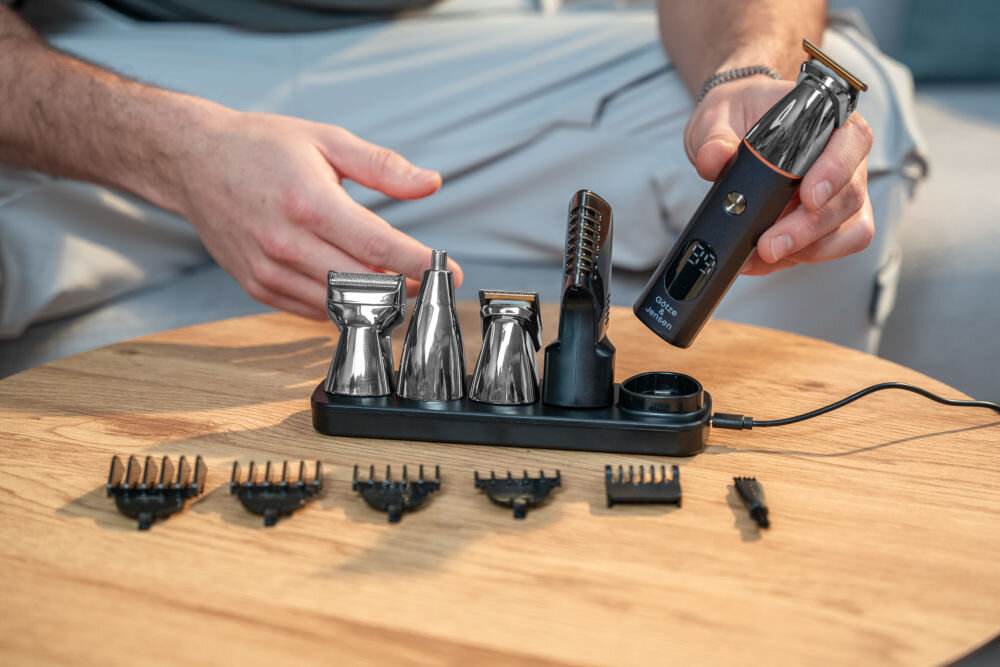 Trymer GÖTZE & JENSEN TR910 stacja ładująca podstawka cały zestaw głowic na podstawce podstawka podłączona do prącu ładowanie przycinanie golenie włosów