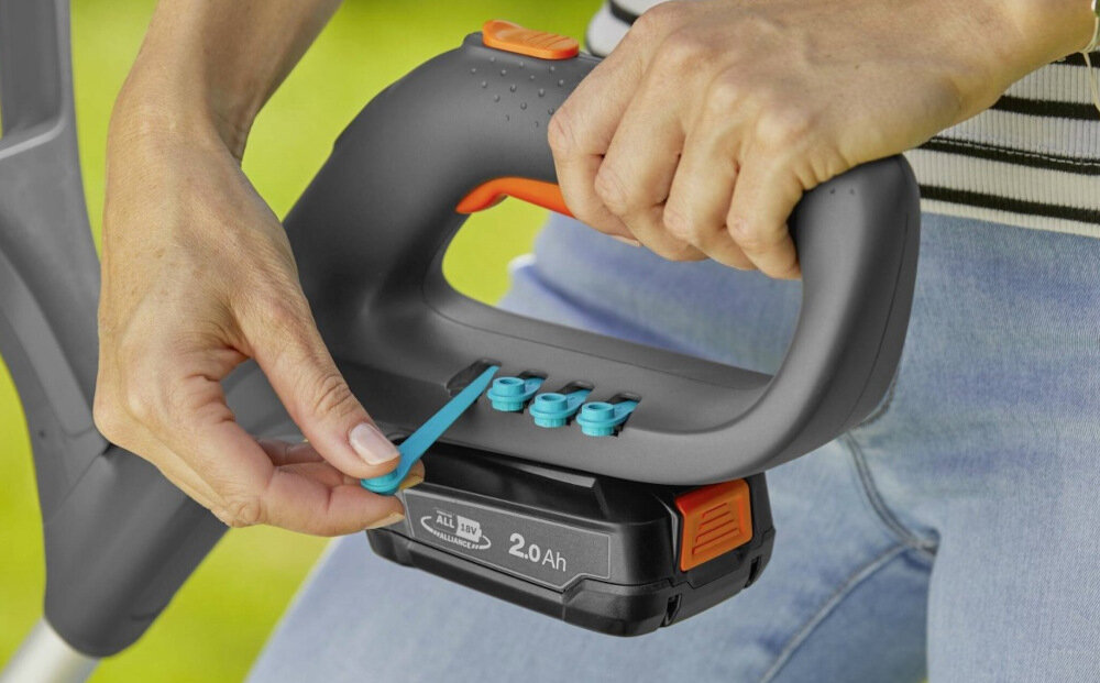 Podkaszarka akumulatorowa GARDENA SmallCut 23-18V P4A 14702-20 schowek w uchwycie do przechowywania dodatkowych nożyków