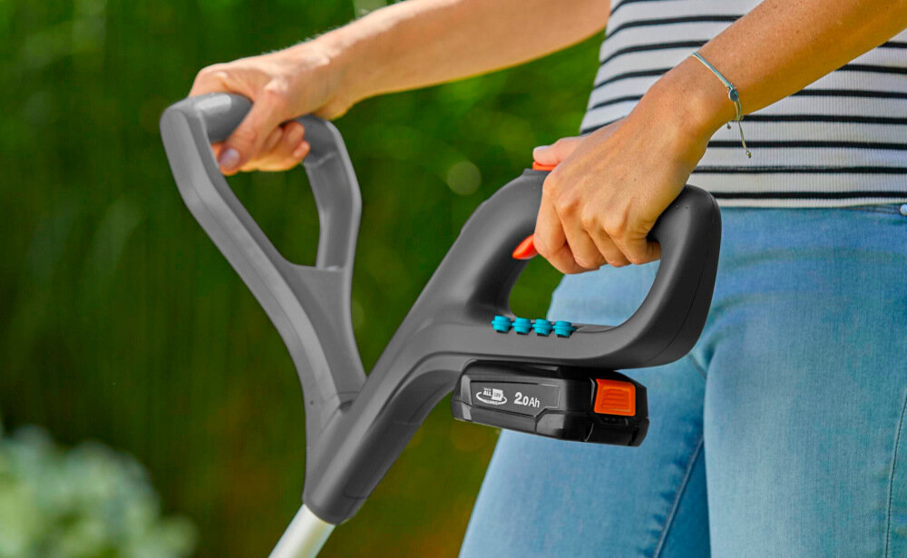 Podkaszarka akumulatorowa GARDENA SmallCut 23-18V P4A 14702-20 duży uchwyt główny dodatkowy uchwyt przedni ergonomiczna forma dobre wyważenie