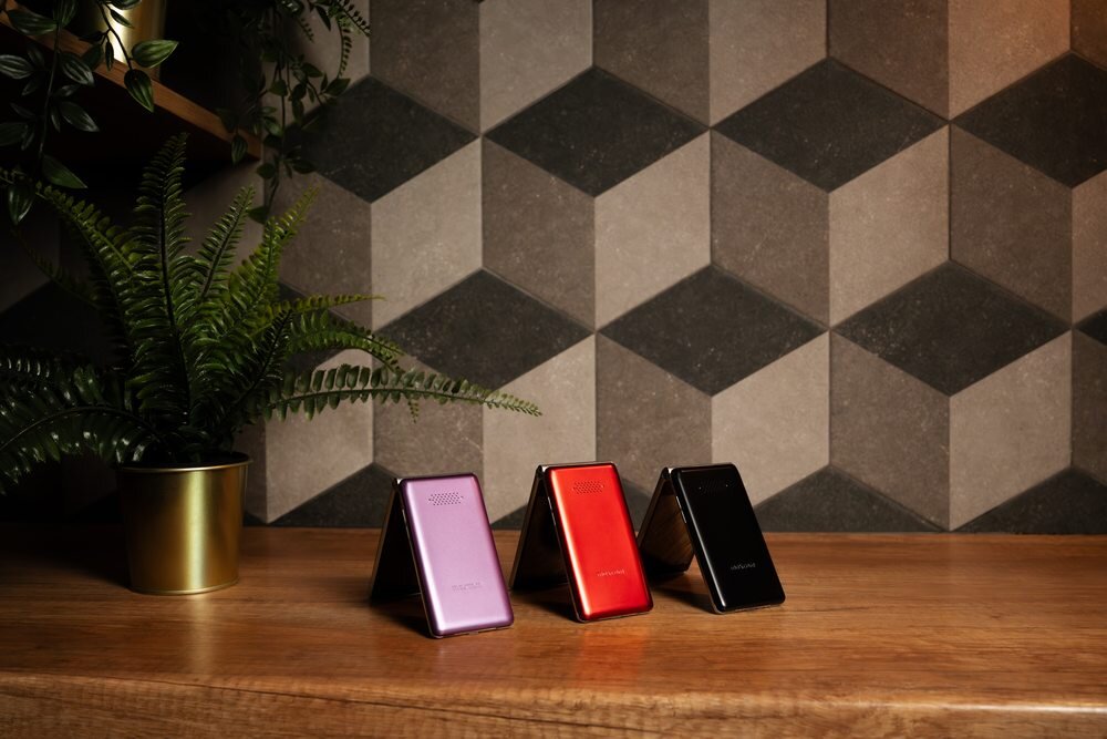 Telefon MAXCOM Comfort MM835 4G  3 sztuki na stole  